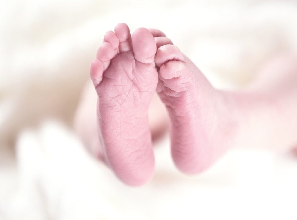 fotolia little girl feet